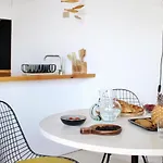 Hideaway With Modernist Design Lägenhet